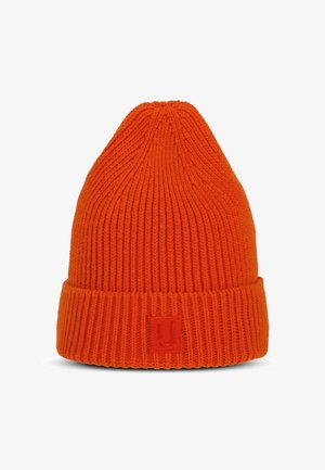 Bonnet tricoté orange avec un revers plié, présentant un côtelé vertical et une surface texturée, agrémenté d'un petit patch logo sur le côté.