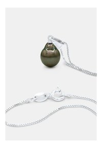 Pendentif en perle de Tahiti sur une chaîne en argent ; forme arrondie, couleur vert foncé avec finition brillante, avec un fermoir élégant et un design de maillon.