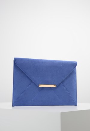 Niebieska kopertówka z zamszu z trójkątnym przeszyciem i wąską, poziomą złotą klamrą na białej powierzchni.
