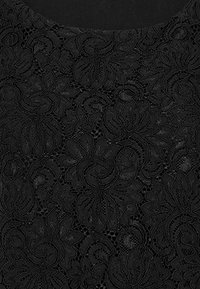 Tessuto in pizzo nero caratterizzato da un motivo floreale con dettagli intricati e una superficie testurizzata. Il design mette in mostra forme e linee varie.