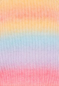 Stricktextil mit einem Farbverlauf, der von Gelb zu Pink übergeht, mit weicher Textur und sanften Pastellfarben, die harmonisch miteinander vermischt sind.