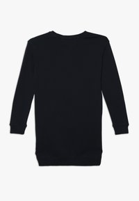 Czarny długi rękaw bluz z ribbowanymi mankietami i dolnym wykończeniem. Prosty design, miękki materiał i klasyczny krój z okrągłym dekoltem. Brak widocznych logo.