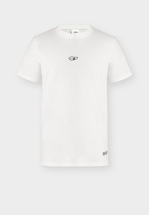 T-shirt bianca a maniche corte con scollo rotondo, con piccolo logo nero centrato sul petto e piccolo testo nero vicino all'orlo inferiore sul lato destro.