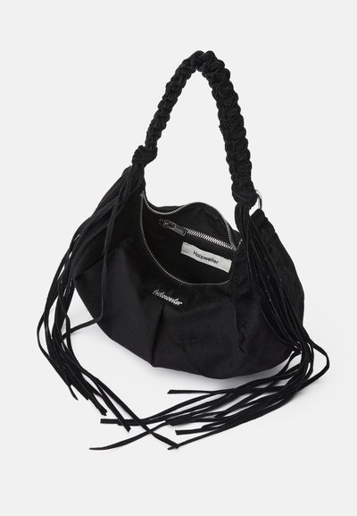 Sort corduroy handbag med en fletet håndtag, frynsedetaljer og lynlås lukning. Indvendigt vises et label med mærkenavnet, Holzweiler.