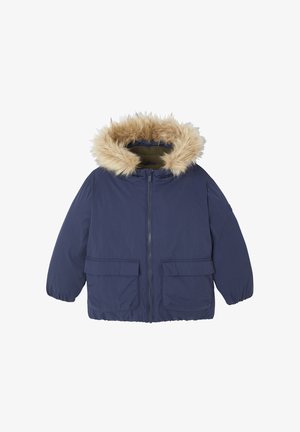 Marineblaue Winterjacke mit Frontreißverschluss, zwei großen Klappentaschen, elastischen Bündchen und Kapuze mit hellbraunem Kunstpelzbesatz.