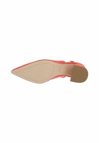 Zapato de tacón alto de ante coral, con puntera cerrada y punta afilada, tacón delgado y suela beige lisa. Presenta un detalle de hebilla.
