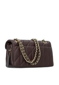 Sac à main en cuir matelassé marron avec une bandoulière en chaîne. Il présente une texture douce et une forme structurée. Le matériel d'accent est en ton doré.