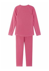 Maglietta a maniche lunghe rosa e pantaloni coordinati realizzati in tessuto testurizzato. Presenta cuciture piatte e un collo rotondo. Progettata per comfort e flessibilità.