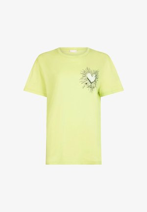 T-shirt en coton vert citron à manches courtes, col rond, avec un motif de cœur entouré de rayons sur le côté gauche de la poitrine.