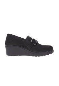Scarpe con tacco a cuneo in suede nero, dotate di fasce elastiche e un accento decorativo di perline. Punta arrotondata e superficie testurizzata con un tacco liscio.