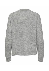 Grå stickad tröja med rund halsringning, långa ärmar och ribbat avslut. Den texturerade tyget visar ett subtilt melerat mönster.