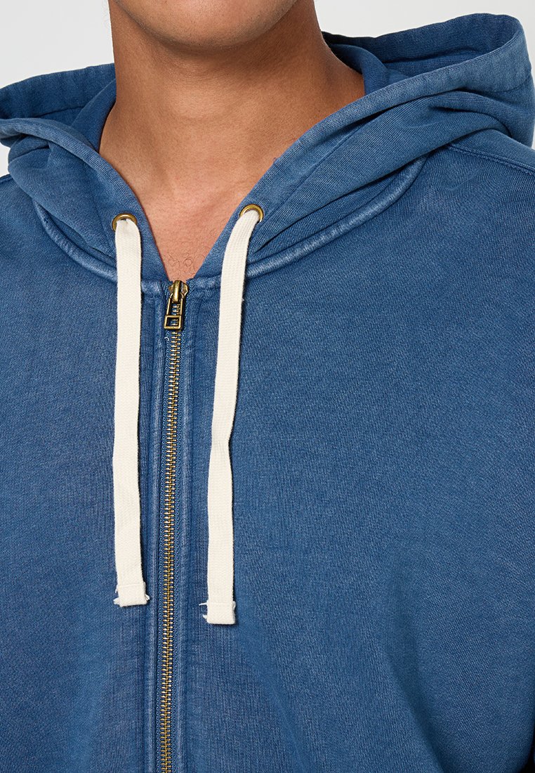 LOOSE FIT