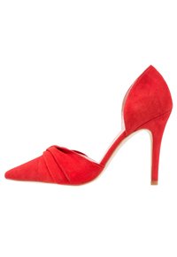 Escarpin d'Orsay en daim rouge à talons hauts avec un bout pointu et un détail plissé à l'avant, présenté sur un fond blanc.
