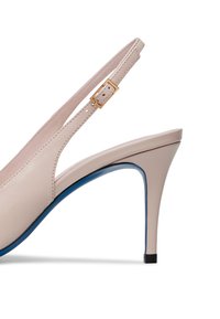Pompa slingback in pelle nuda con punta affusolata, alto tacco a stiletto e dettaglio in oro sulla cintura regolabile. Accent on blu sulla suola.