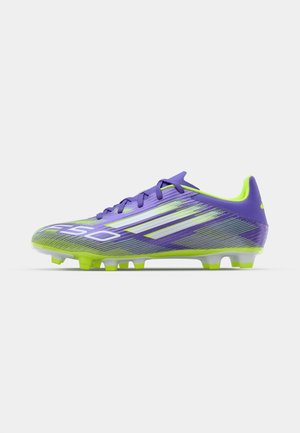 Scarpini da calcio viola e verde con un design testurizzato, caratterizzati da un profilo basso, chiusura con lacci e tacchetti conici per una migliore trazione.