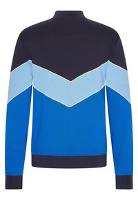 Blå och marinblå tröja med chevronmönster. Ribbad krage och manschetter, med kontrasterande ljusblå detaljer. Mjuk stickad textur.