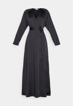Μαύρο μακρύ φόρεμα φτιαγμένο από λείο ύφασμα, με V-λαιμόκοψη, μακριά μανίκια και ζώνη που δένει στη μέση. Ρευστό φουστάνι με ελάχιστες λεπτομέρειες.