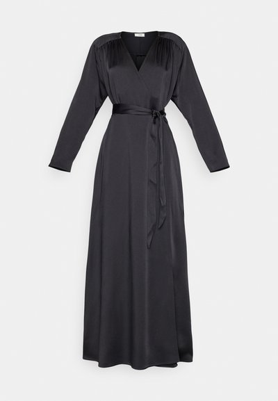 Μαύρο μακρύ φόρεμα φτιαγμένο από λείο ύφασμα, με V-λαιμόκοψη, μακριά μανίκια και ζώνη που δένει στη μέση. Ρευστό φουστάνι με ελάχιστες λεπτομέρειες.