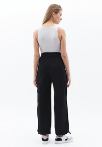 OXXO HIGH RISE WITH POCKETS - Kapsáče - black