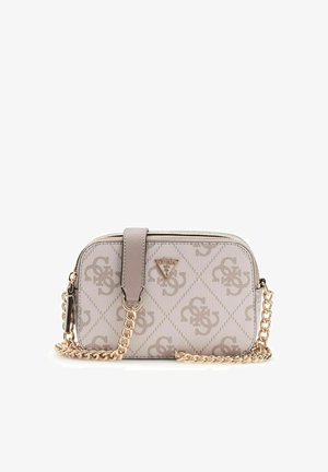 Borsa a tracolla beige con motivo a fantasia, dotata di tracolla a catena dorata, chiusura superiore con zip, dettagli in pelle ed emblema del logo sul davanti.