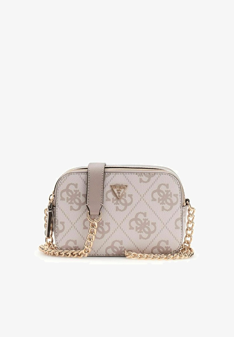 Sac bandoulière beige à motif avec une chaîne dorée, doté d'une fermeture éclair supérieure, d'accents en cuir et d'un emblème de logo à l'avant.