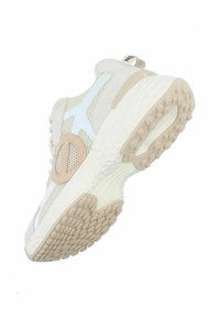 Baskets de sport avec une tige en mesh blanc et beige, un accent logo beige proéminent et une semelle en caoutchouc texturée avec des grips arrondis.