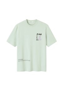 T-shirt en coton vert clair à manches courtes, avec un graphique sur la poitrine en noir et lavande et le texte "PIÑA COLADA" et "CALIFORNIA" imprimé en dessous.
