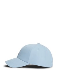 Ανοιχτό μπλε καπέλο με καμπύλη γείσο, κατασκευασμένο από ύφασμα. Διαθέτει ραφές διακόσμησης και μικρό λογότυπο στο μπροστινό μέρος. Στρογγυλεμένο στέμμα.