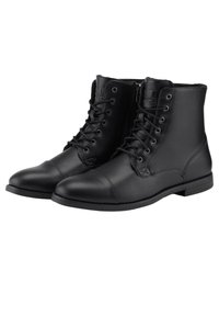 Botas de cuero negro hasta el tobillo con acabado texturizado, que presentan una punta redonda, cordones en la parte delantera y cremallera lateral para facilitar su uso. Suela plana.