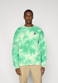 Πράσινη φούτερ μπλούζα με σχέδιο tie-dye, στρογγυλή λαιμόκοψη, μακριά μανίκια και ριμπ μανσέτες. Διαθέτει μικρό κεντητό λογότυπο στο στήθος.