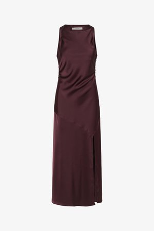 Vestido de satén burdeos sin mangas con cuello alto, costura asimétrica y abertura lateral que se extiende por encima de la rodilla.