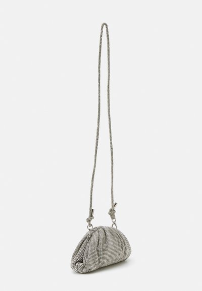 Sølvmesht mini-håndtaske med en samlet design, justerbar kædestrop og metalliske detaljer. Glat tekstur med en skinnende finish.