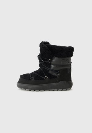 Bottines noires avec un extérieur duveteux, des accents en cuir et des lacets ajustables, sur un fond blanc uni.