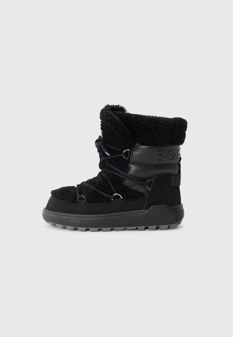 Bottines noires avec un extérieur duveteux, des accents en cuir et des lacets ajustables, sur un fond blanc uni.