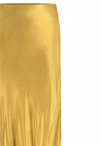 Gouden satijnen maxirok met een zachte textuur en vloeiende ontwerp. Beschikt over een hoge tailleband en een slank silhouet.
