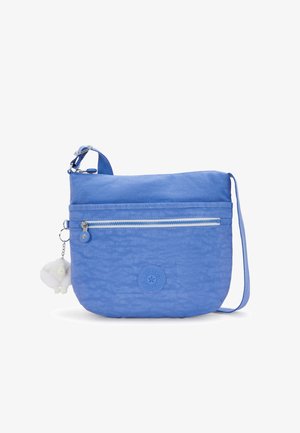 Ljusblå axelremsväska gjord av texturerad nylon, med en zip-försedd framficka, ett runt logotypmärke och en liten plyschberlock fäst.