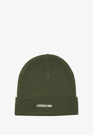 Olivengroene gebreide beanie met een zachte textuur, voorzien van een omgeslagen rand en het geborduurde witte logo "JJ STUDIO © 1990" op de voorkant.