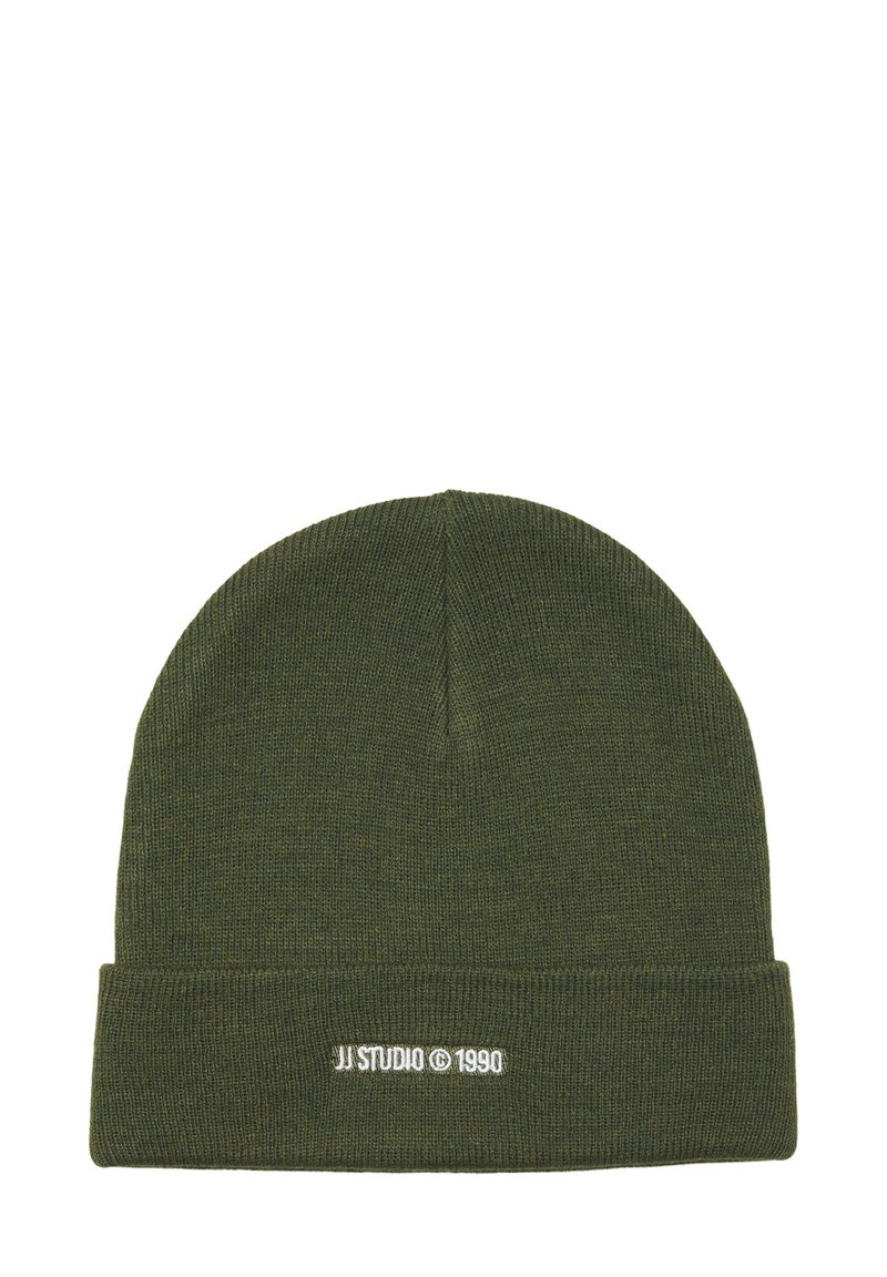 Olivengroene gebreide beanie met een zachte textuur, voorzien van een omgeslagen rand en het geborduurde witte logo "JJ STUDIO © 1990" op de voorkant.