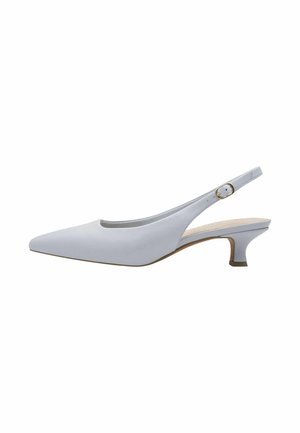 Lichtblauwe slingback pump met een spitse teen, glad leren textuur, lage hak en een metalen gesp aan de band.