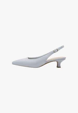 Hellblauer Slingback-Pumps mit spitzer Zehenpartie, glatter Lederstruktur, niedrigem Absatz und metallischer Schnallenverzierung am Riemen.