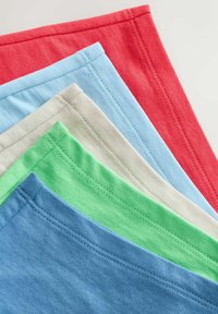 Pięć złożonych kawałków bawełnianej tkaniny ułożonych diagonalnie w kolorach: czerwonym, jasnoniebieskim, beżowym, zielonym i niebieskim, z widocznym przeszyciem.