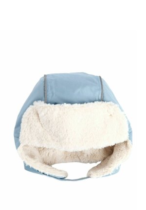 Modrá vycpaná čiapka s mäkkou bielou umelou kožušinou a ušnými klapkami. Má zakrivený tvar a decentné švy.
