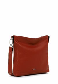 Sarkana ādas plecu soma ar gludu tekstūru, minimālistisku dizainu, augšējo rāvējslēdzēja aizdari un sudraba aparatūras akcentiem. Iespiests zīmola logotips.