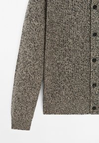 Strukturierter grauer Cardigan mit Fischgrätenmuster, mit Knopfverschluss und gerippten Bündchen, aus einem Strickstoff hergestellt.