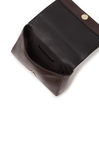 Dunkelbraune Lederhandtasche mit einer glatten Oberfläche, ausgestattet mit einem magnetischen Druckverschluss, einem schwarzen Innenraum und einer Einschubtasche im Inneren.