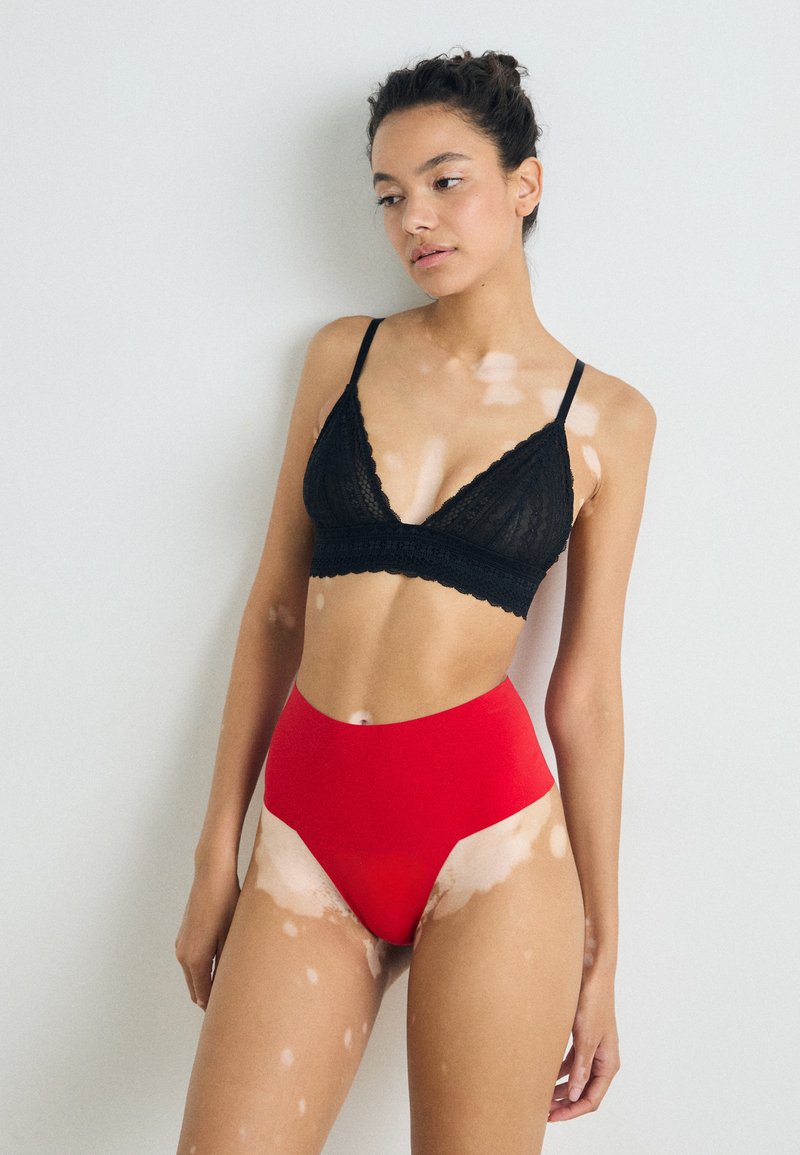 Spanx SPANXSUPERSMOOTH™ UNDIE-TECTABLE® THONG - Tangice - red