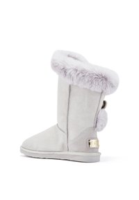 Bottines en suède gris avec un doux revêtement en fausse fourrure, bout rond et un pompon décoratif à l'arrière. Accents en métal doré inclus.