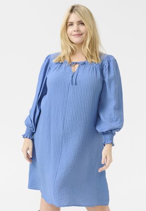 Vestido corto azul texturizado con mangas largas abullonadas, que presenta un escote con abertura y detalle de lazo, hecho de una tela ligera.