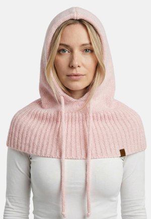 Bufanda con capucha rosa tejida con textura acanalada, cordones ajustables y una pequeña etiqueta marrón en el lateral.