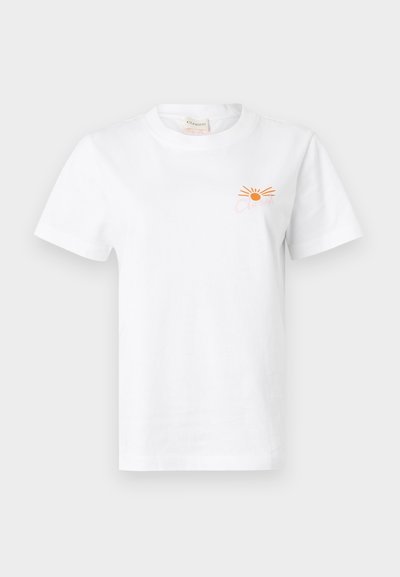 Λευκό βαμβακερό μπλουζάκι με κοντά μανίκια. Φέρει γραφικό πορτοκαλί ήλιο και το κείμενο "Closed" στην αριστερή πλευρά του στήθους. Κλασικός στρογγυλός λαιμός.